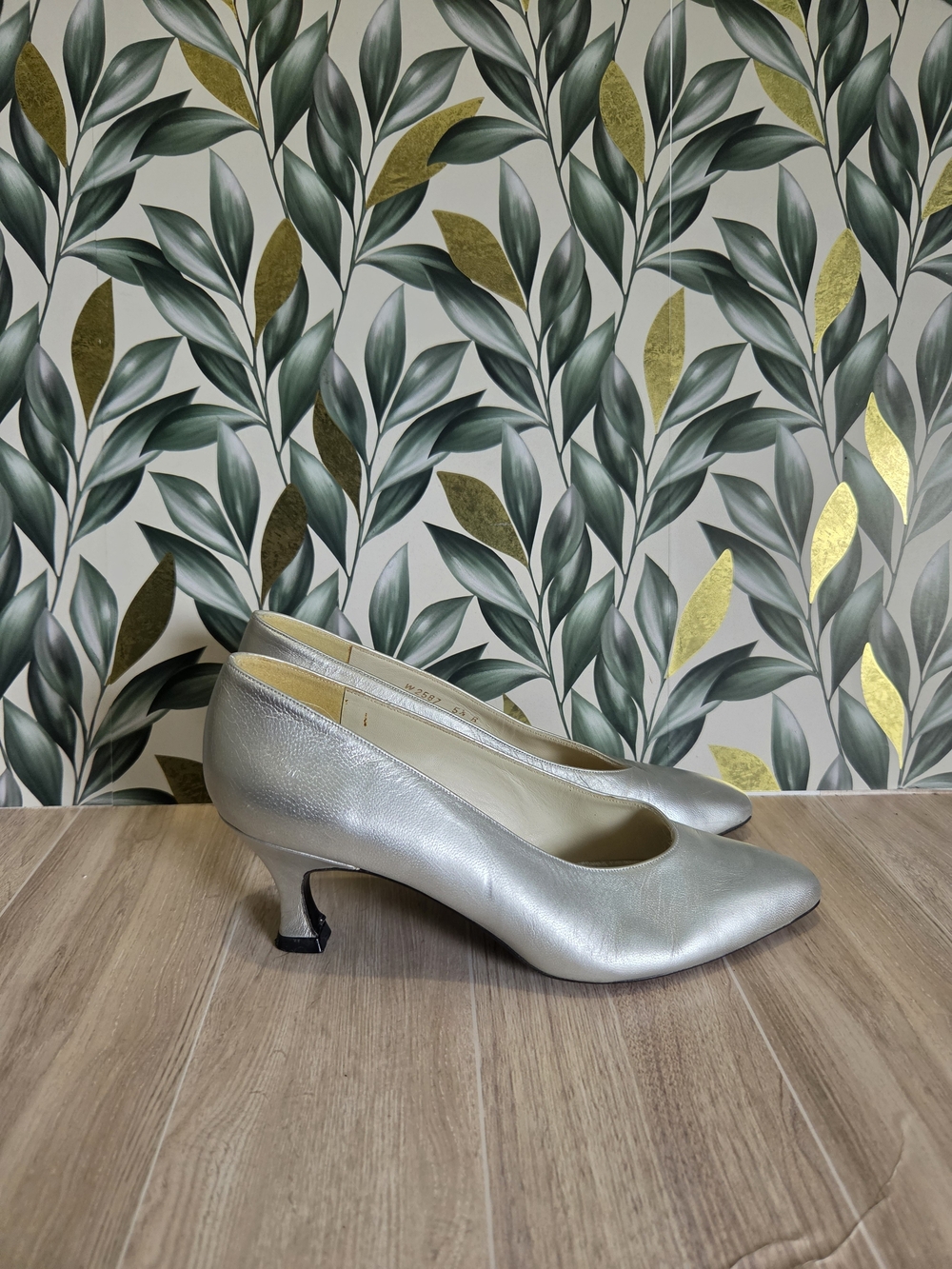 Stuart Weitzman Metallic Silver Leather Pointed Kitten Heel Pumps Spain 5.5 B